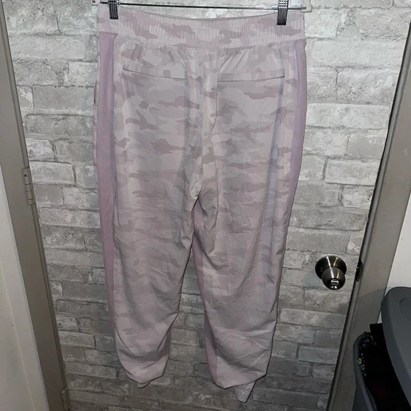 Athleta Brooklyn Lined Joggers In Camo Lux Shasta Purple sz 12 #E1